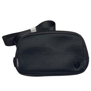 NWT Lululemon Everywhere Belt Bag Knit Mesh Black Crossbody Waist Pack 1L Volume